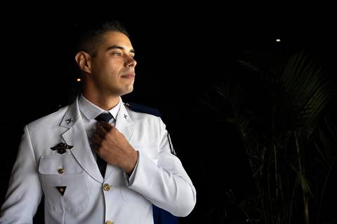 As melhores ideias e inspirações criativas de fotos de casamento do making of do noivo no restaurante Coco Bambu - Anália Franco'