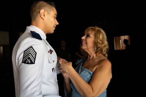 As melhores ideias e inspirações criativas de fotos de casamento do making of do noivo no restaurante Coco Bambu - Anália Franco'