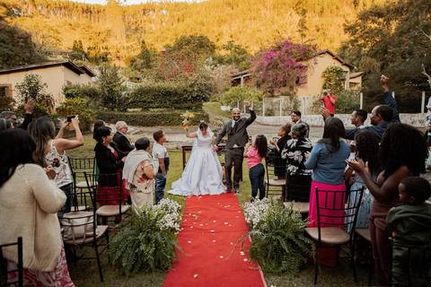As melhores ideias e inspirações criativas de fotos de casamento ao ar livre na Fazenda Carpas Dourada'