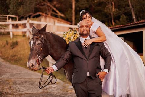 As melhores ideias e inspirações criativas de fotos de casamento ao ar livre na Fazenda Carpas Dourada'