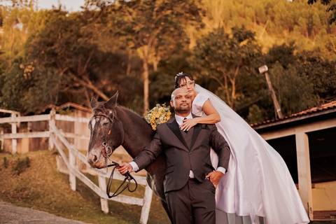 As melhores ideias e inspirações criativas de fotos de casamento ao ar livre na Fazenda Carpas Dourada'
