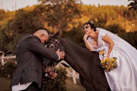 As melhores ideias e inspirações criativas de fotos de casamento ao ar livre na Fazenda Carpas Dourada'