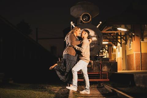 As melhores ideias e inspirações criativas de fotos de ensaio pré wedding na Maria Fumaça em São Roque '