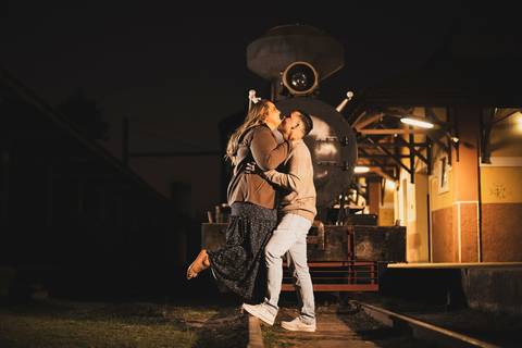 As melhores ideias e inspirações criativas de fotos de ensaio pré wedding na Maria Fumaça em São Roque '