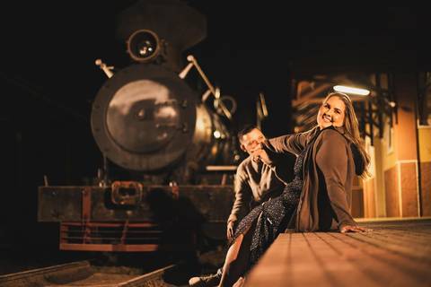 As melhores ideias e inspirações criativas de fotos de ensaio pré wedding na Maria Fumaça em São Roque '