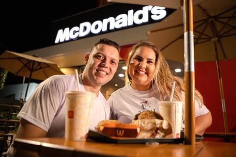 As melhores ideias e inspirações criativas de fotos de ensaio pré wedding na Mc Donald 's em São Roque '