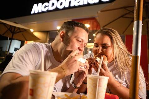 As melhores ideias e inspirações criativas de fotos de ensaio pré wedding na Mc Donald 's em São Roque '