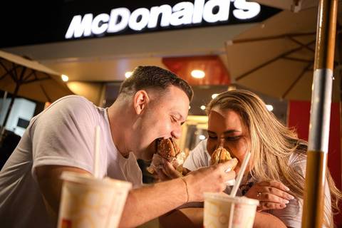 As melhores ideias e inspirações criativas de fotos de ensaio pré wedding na Mc Donald 's em São Roque '