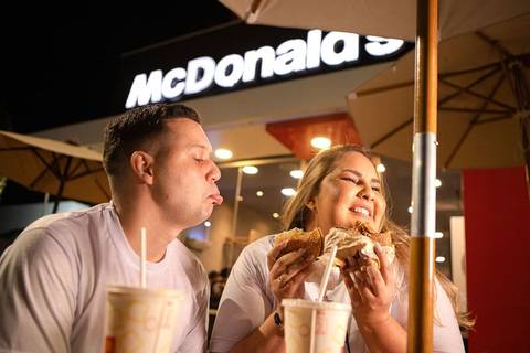 As melhores ideias e inspirações criativas de fotos de ensaio pré wedding na Mc Donald 's em São Roque '