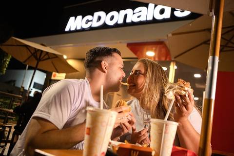 As melhores ideias e inspirações criativas de fotos de ensaio pré wedding na Mc Donald 's em São Roque '