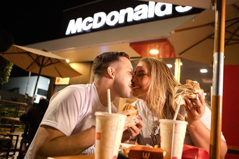 As melhores ideias e inspirações criativas de fotos de ensaio pré wedding na Mc Donald 's em São Roque '