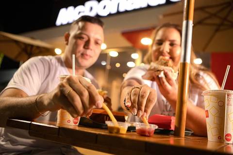 As melhores ideias e inspirações criativas de fotos de ensaio pré wedding na Mc Donald 's em São Roque '