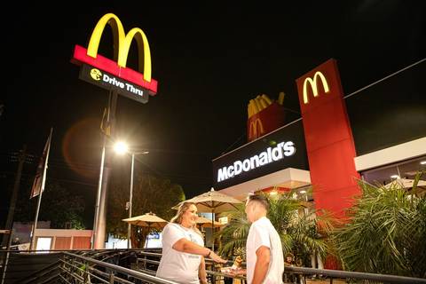 As melhores ideias e inspirações criativas de fotos de ensaio pré wedding na Mc Donald 's em São Roque '