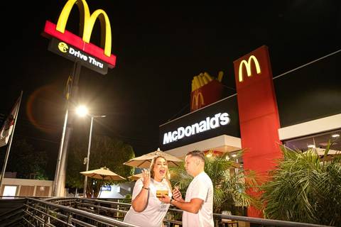 As melhores ideias e inspirações criativas de fotos de ensaio pré wedding na Mc Donald 's em São Roque '
