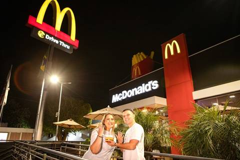 As melhores ideias e inspirações criativas de fotos de ensaio pré wedding na Mc Donald 's em São Roque '