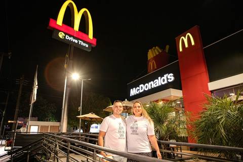 As melhores ideias e inspirações criativas de fotos de ensaio pré wedding na Mc Donald 's em São Roque '