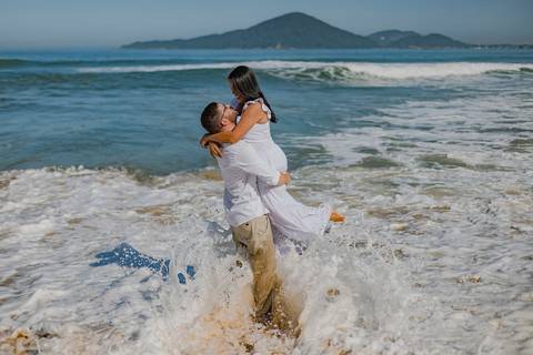 As melhores ideias e inspirações criativas de fotos de ensaio pré wedding na Praia do Guarujá'