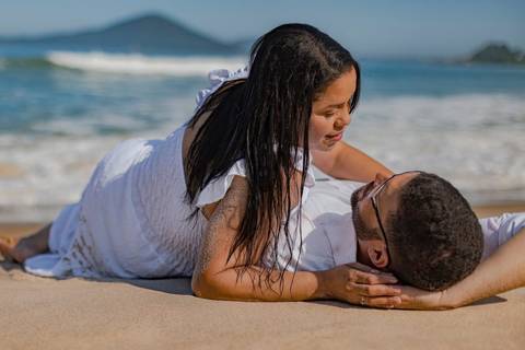 As melhores ideias e inspirações criativas de fotos de ensaio pré wedding na Praia do Guarujá'
