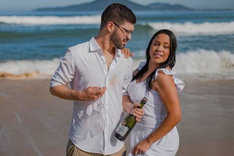 As melhores ideias e inspirações criativas de fotos de ensaio pré wedding na Praia do Guarujá'