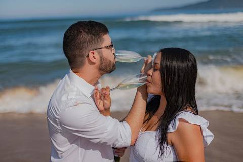 As melhores ideias e inspirações criativas de fotos de ensaio pré wedding na Praia do Guarujá'