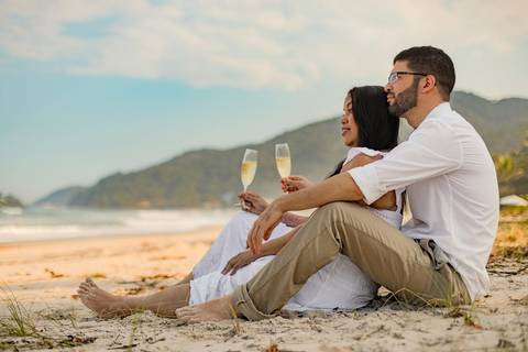 As melhores ideias e inspirações criativas de fotos de ensaio pré wedding na Praia do Guarujá'
