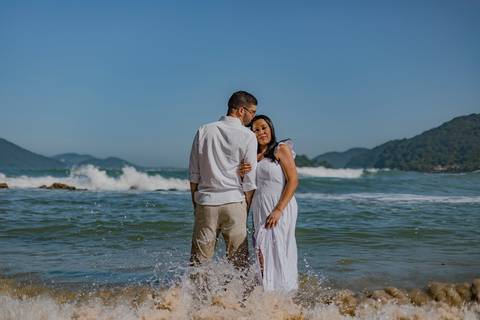 As melhores ideias e inspirações criativas de fotos de ensaio pré wedding na Praia do Guarujá'