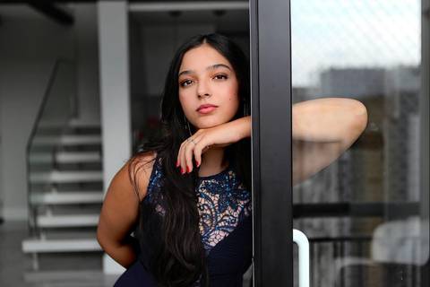 As melhores ideias e inspirações criativas de fotos de ensaio de 15 anos elegante em Loft em São Paulo'