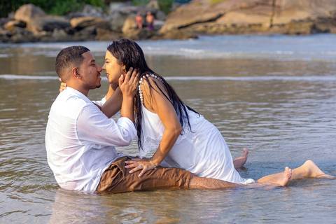 As melhores ideias e inspirações criativas de fotos de ensaio pré wedding na Bela Praia do Guarujá '