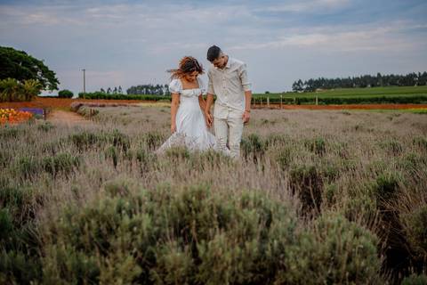 As melhores ideias e inspirações criativas de fotos de ensaio pré wedding em Holambra nas Cidades das Flores'