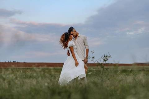 As melhores ideias e inspirações criativas de fotos de ensaio pré wedding em Holambra nas Cidades das Flores'