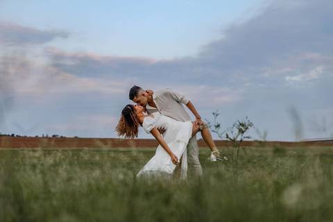 As melhores ideias e inspirações criativas de fotos de ensaio pré wedding em Holambra nas Cidades das Flores'