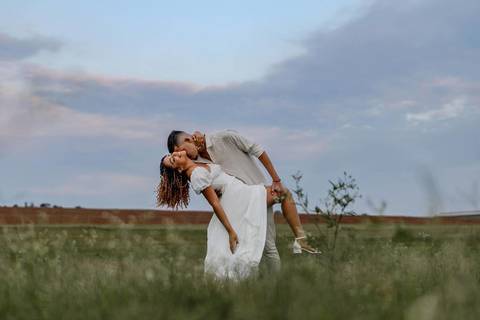 As melhores ideias e inspirações criativas de fotos de ensaio pré wedding em Holambra nas Cidades das Flores'