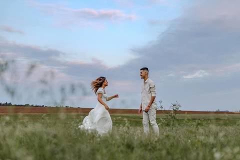 As melhores ideias e inspirações criativas de fotos de ensaio pré wedding em Holambra nas Cidades das Flores'