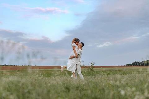 As melhores ideias e inspirações criativas de fotos de ensaio pré wedding em Holambra nas Cidades das Flores'