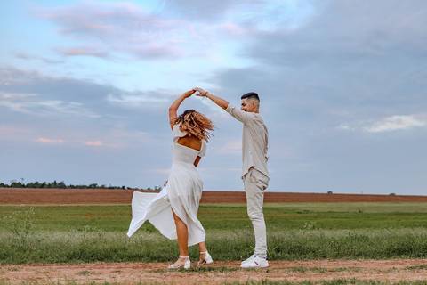 As melhores ideias e inspirações criativas de fotos de ensaio pré wedding em Holambra nas Cidades das Flores'
