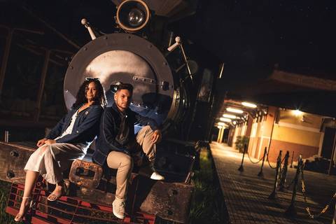 As melhores ideias e inspirações criativas de fotos de ensaio pré wedding na Maria Fumaça em São Roque'