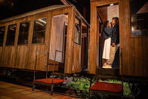 As melhores ideias e inspirações criativas de fotos de ensaio pré wedding na Maria Fumaça em São Roque'