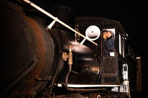 As melhores ideias e inspirações criativas de fotos de ensaio pré wedding na Maria Fumaça em São Roque'
