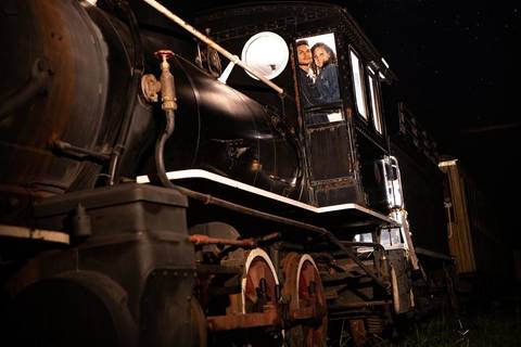 As melhores ideias e inspirações criativas de fotos de ensaio pré wedding na Maria Fumaça em São Roque'