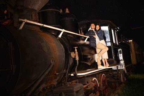 As melhores ideias e inspirações criativas de fotos de ensaio pré wedding na Maria Fumaça em São Roque'