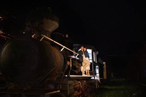 As melhores ideias e inspirações criativas de fotos de ensaio pré wedding na Maria Fumaça em São Roque'