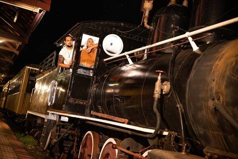 As melhores ideias e inspirações criativas de fotos de ensaio pré wedding na Maria Fumaça em São Roque'