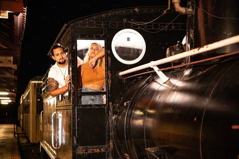 As melhores ideias e inspirações criativas de fotos de ensaio pré wedding na Maria Fumaça em São Roque'