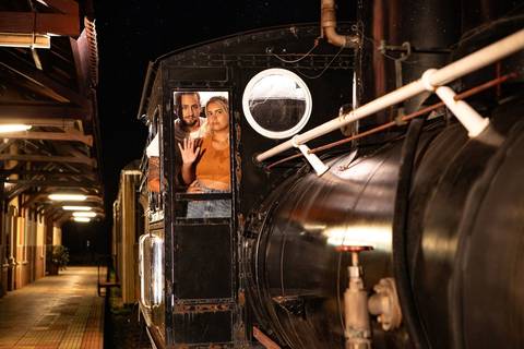 As melhores ideias e inspirações criativas de fotos de ensaio pré wedding na Maria Fumaça em São Roque'