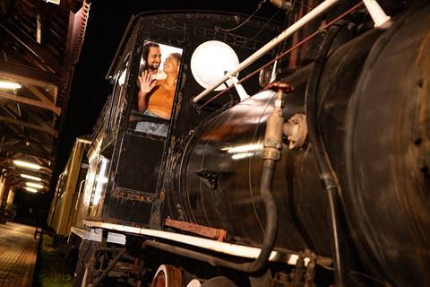 As melhores ideias e inspirações criativas de fotos de ensaio pré wedding na Maria Fumaça em São Roque'