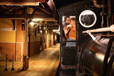 As melhores ideias e inspirações criativas de fotos de ensaio pré wedding na Maria Fumaça em São Roque'