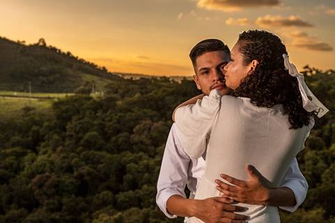 As melhores ideias e inspirações criativas de fotos de ensaio pré wedding no Mirante do Saboó em São Roque'
