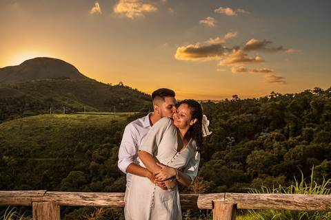 As melhores ideias e inspirações criativas de fotos de ensaio pré wedding no Mirante do Saboó em São Roque'