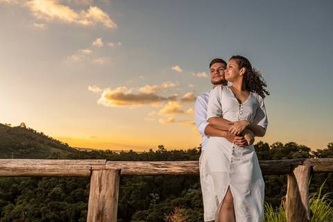 As melhores ideias e inspirações criativas de fotos de ensaio pré wedding no Mirante do Saboó em São Roque'
