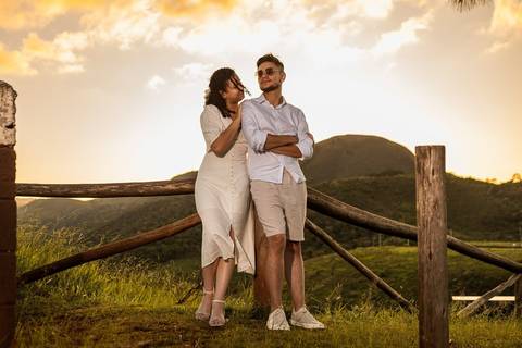 As melhores ideias e inspirações criativas de fotos de ensaio pré wedding no Mirante do Saboó em São Roque'